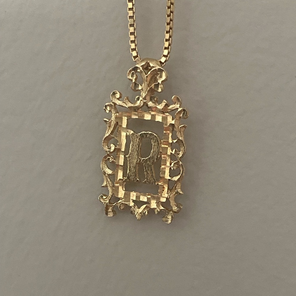 14k gold “R” pendant - Picture 2 of 2
